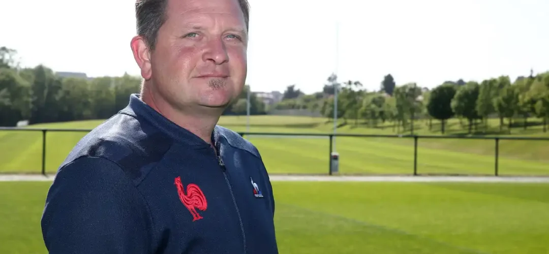 Bannière_Plan de travail 1 Alexandre Serveau, responsable des terrains, sur l'un des terrains de rugby à Marcoussis